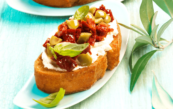 Bruschetta mit Oliven-Tomaten-Tartar | Rezept – Ja! Natürlich