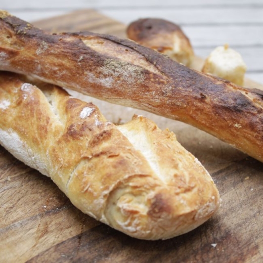 Selbst gebackenes Baguette mit Ziegenkäseaufstrich und karamellisierten ...