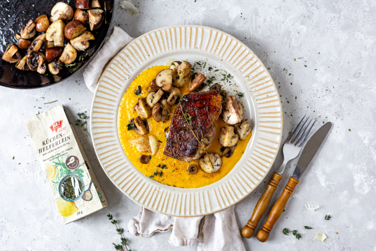 Knusprige Entenbrust mit Thymian Champignons und Kürbis Püree | Rezept ...