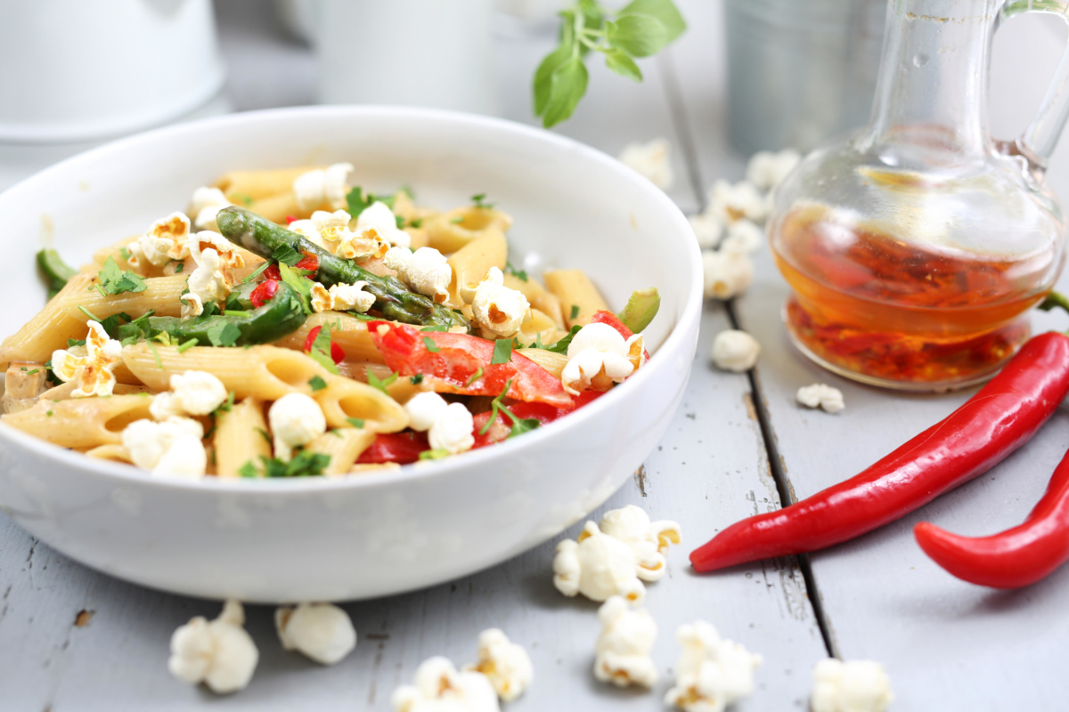 Nudelsalat mit Spargel und Popcorn Topping | Rezept – Ja! Natürlich